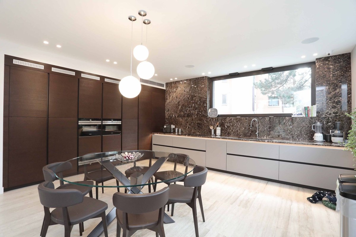 Die Küche hat ein modernes Design und ist geräumig Die Küche hat ein modernes Design und ist geräumig