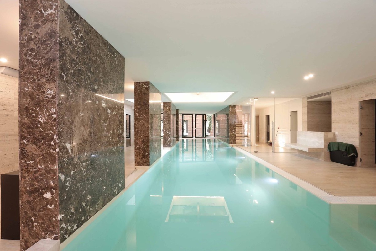 Diese Villa mit atemberaubendem Innenpool steht in Mailand zum Verkauf Diese Villa mit atemberaubendem Innenpool steht in Mailand zum Verkauf