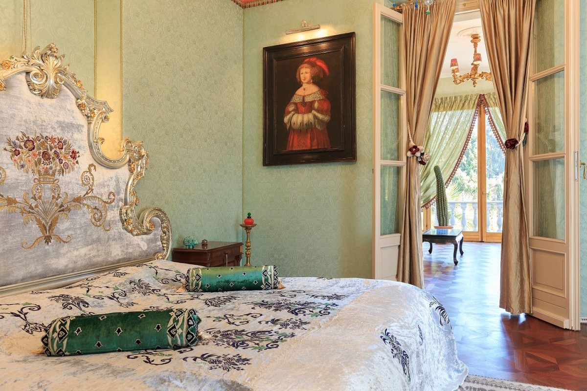 Os quartos espaçosos seguem o mesmo tema de decoração clássico