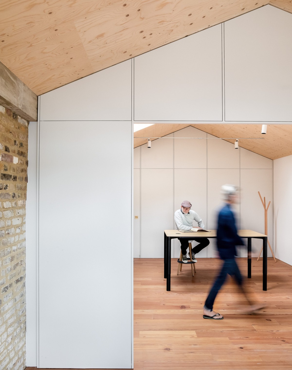 Il bianco e il legno sono protagonisti dell'arredamento