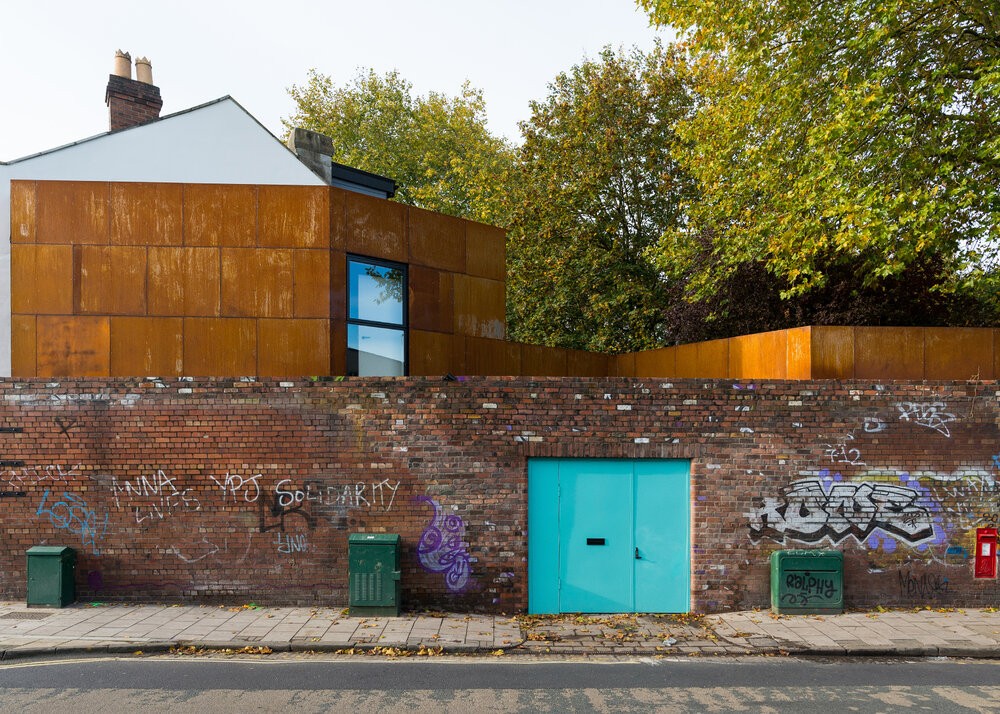 Un muro di mattoni a Bristol nasconde una incredibile e moderna casa in acciaio