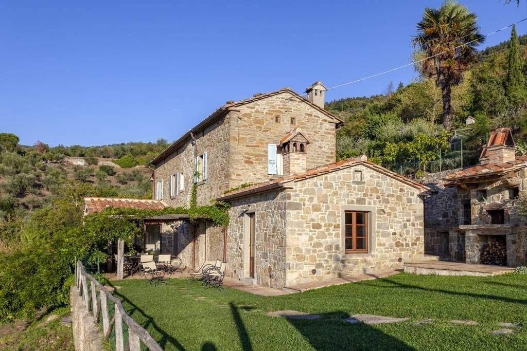 Country cottage for sale in Tuscany