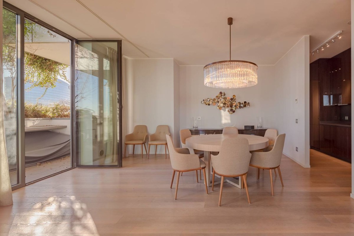 L'appartement dispose d'une cuisine-salle à manger lumineuse et ouverte