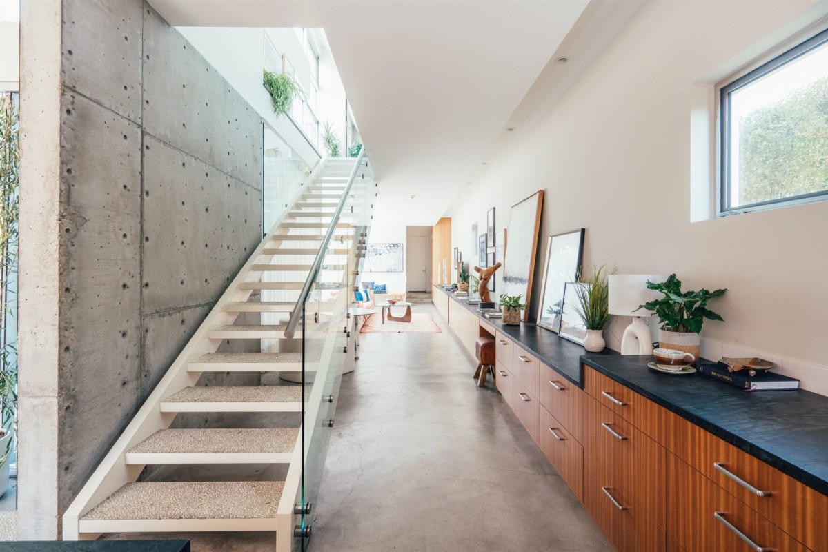 recibidor-con-escalera-de-la-casa-de-la-actriz-de-juego-de-tronos-emilia-clarke