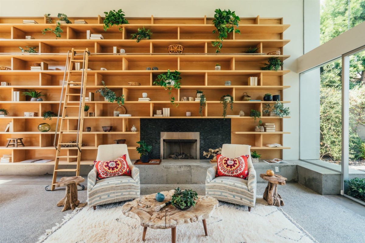 salon-con-estanteria-de-madera-de-la-casa-de-la-actriz-de-juego-de-tronos-emilia-clarke