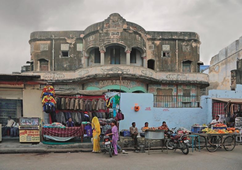Questo fotografo ha girato il mondo per 12 anni a caccia di cinema abbandonati
