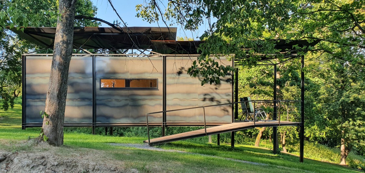 Una minicasa prefabbricata che si adatta a qualsiasi terreno e si mimetizza con l'ambiente circostante