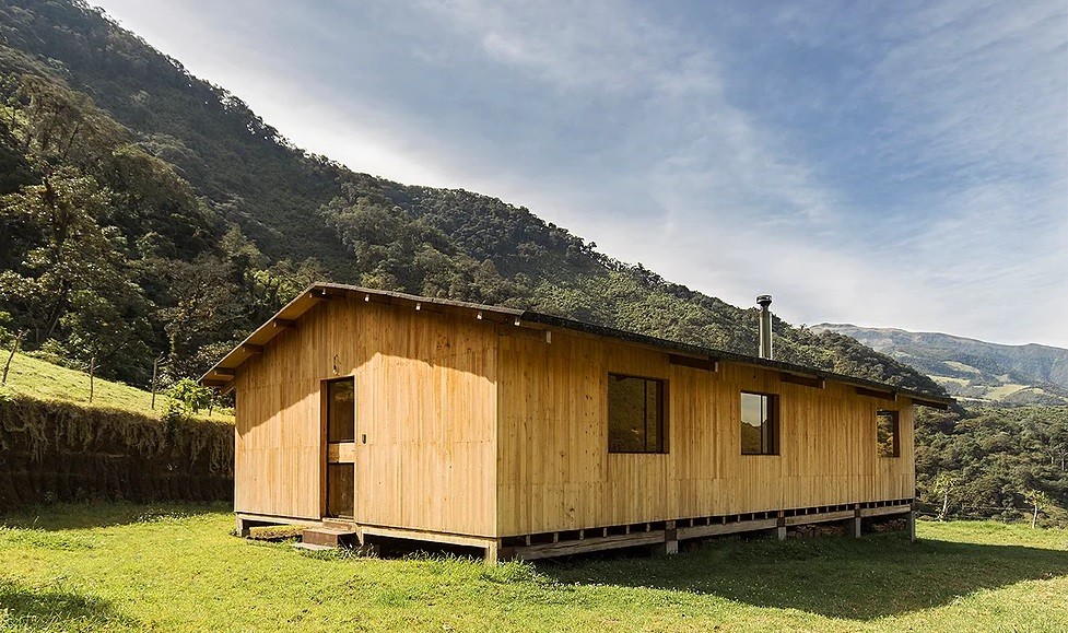 Una casa in legno e metallo riciclato poco costosa persa nel paesaggio montuoso dell'Ecuador