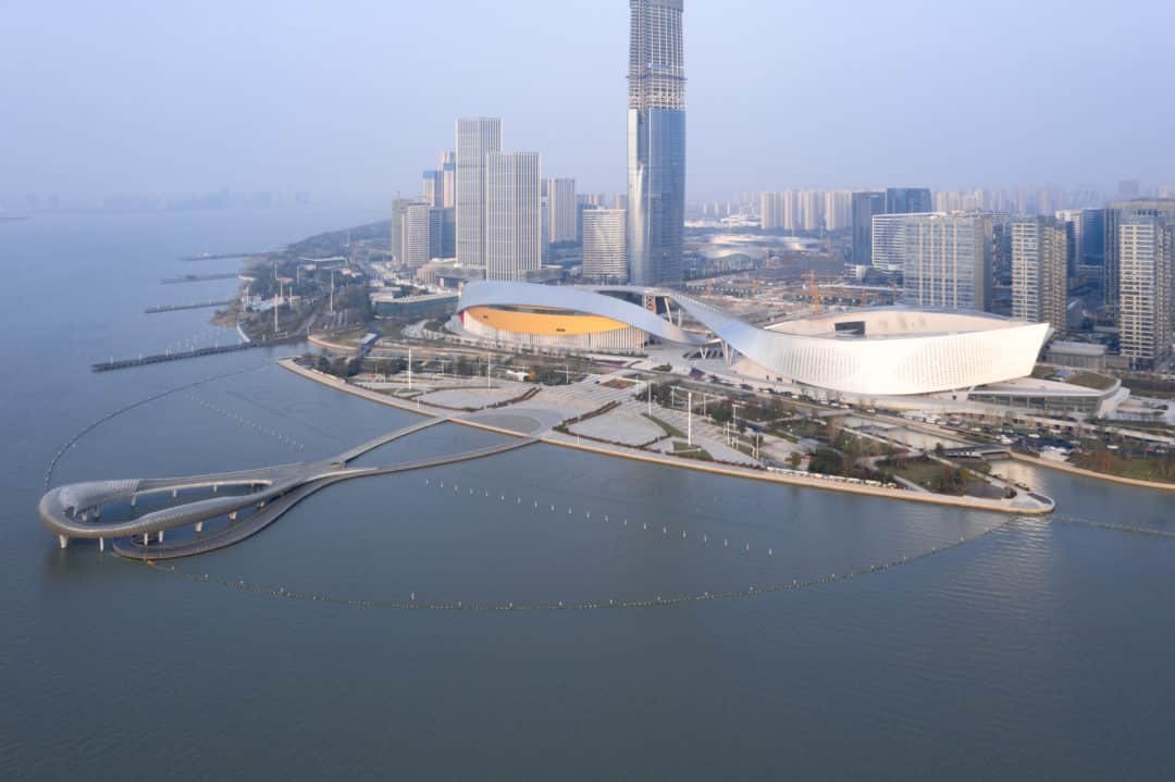 Uno spettacolare centro culturale di design sulle rive di uno dei laghi più grandi della Cina