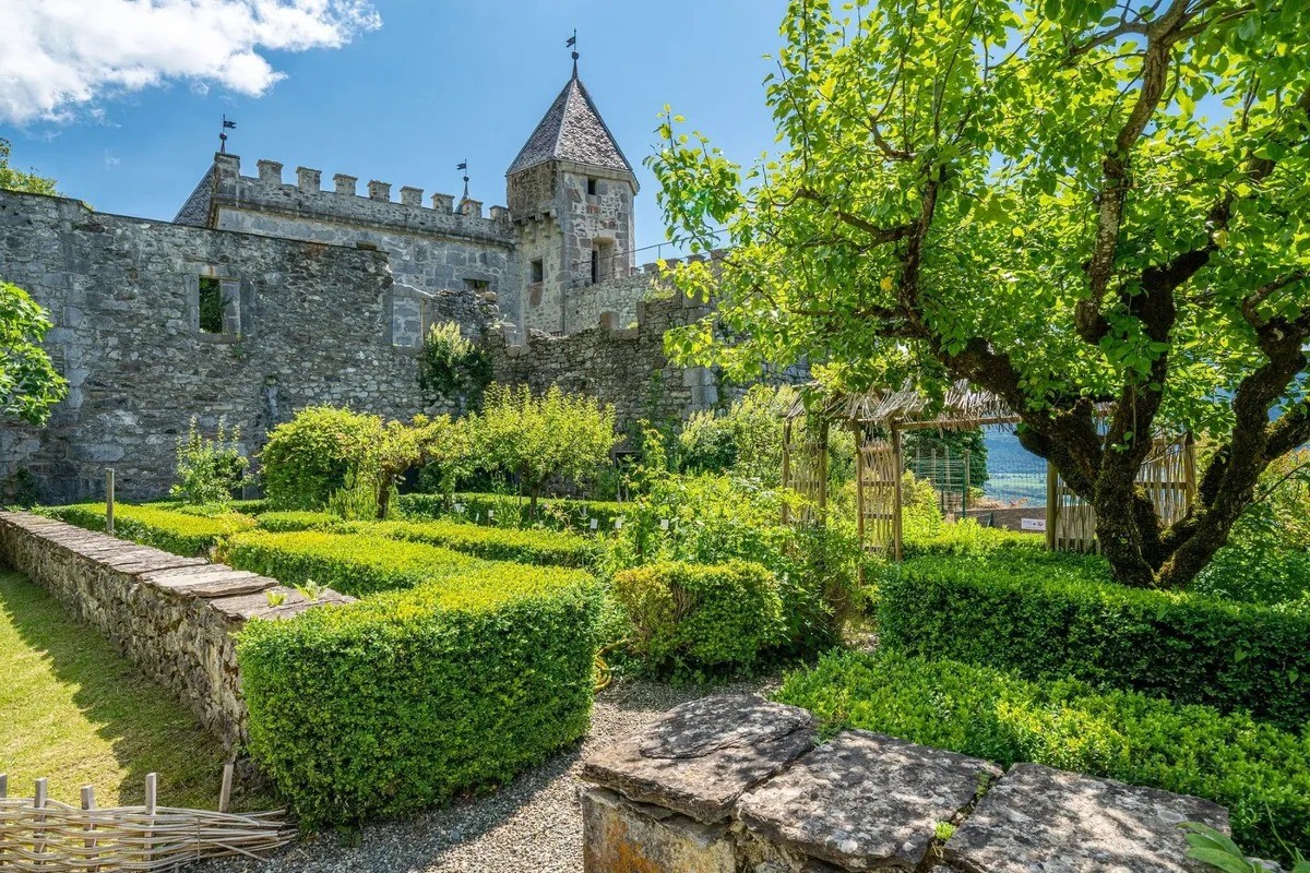 Da fortezza del IX secolo a castello privato: una residenza da sogno in Francia