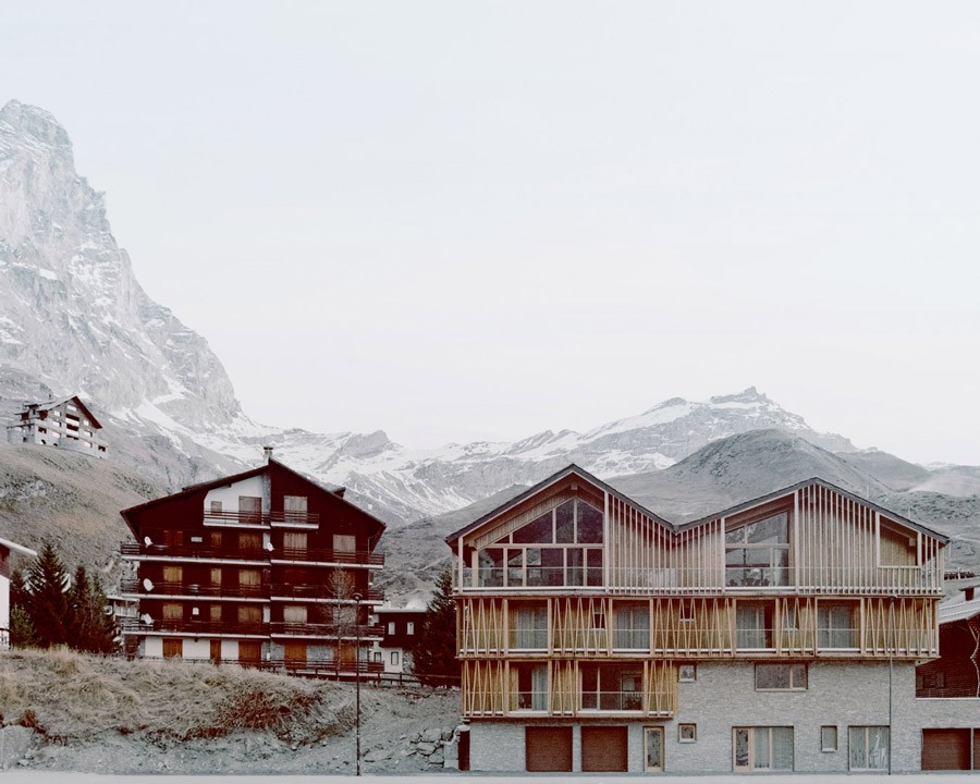 Uno chalet in legno prefabbricato che imita le montagne con i suoi tetti irregolari