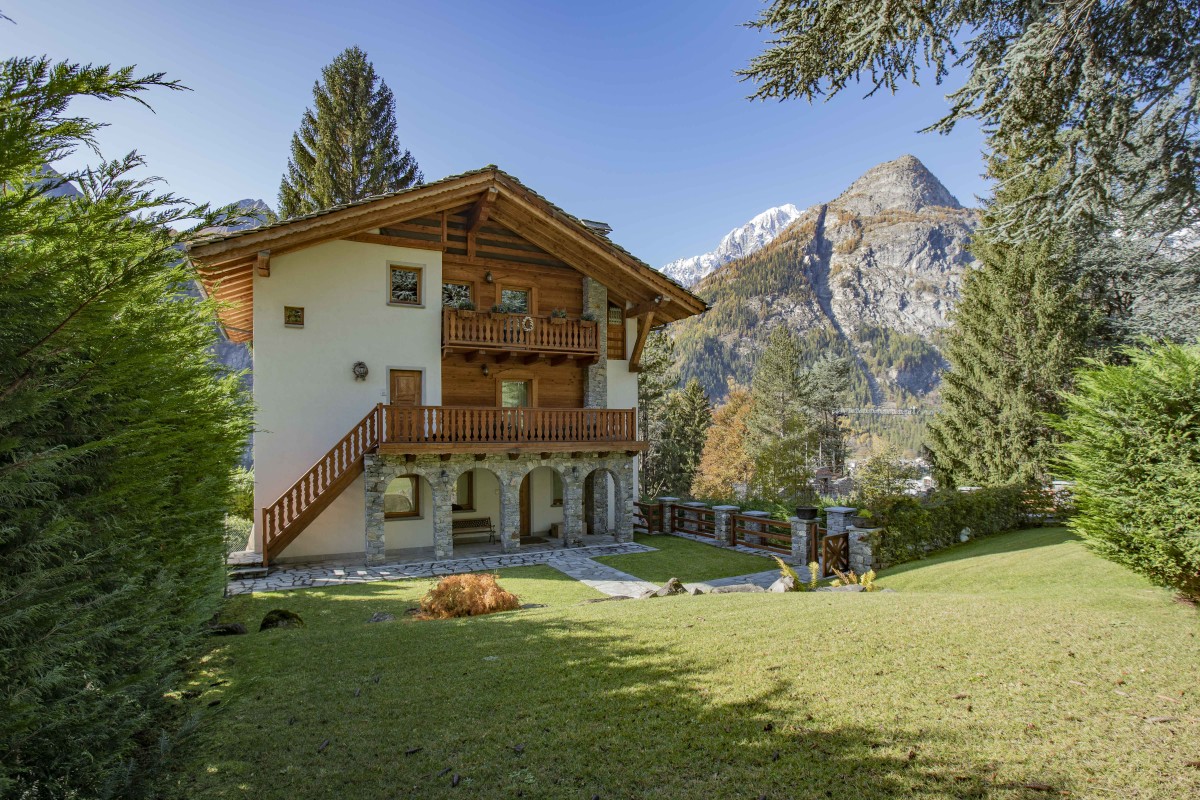 exclusive_chalet_in_aosta_valley_with_a_view_to_mont_blanc_c_engel_volkers_courmayeur_2