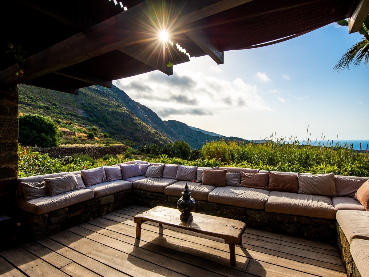 La spettacolare villa del fotografo Fabrizio Ferri in vendita a Pantelleria 