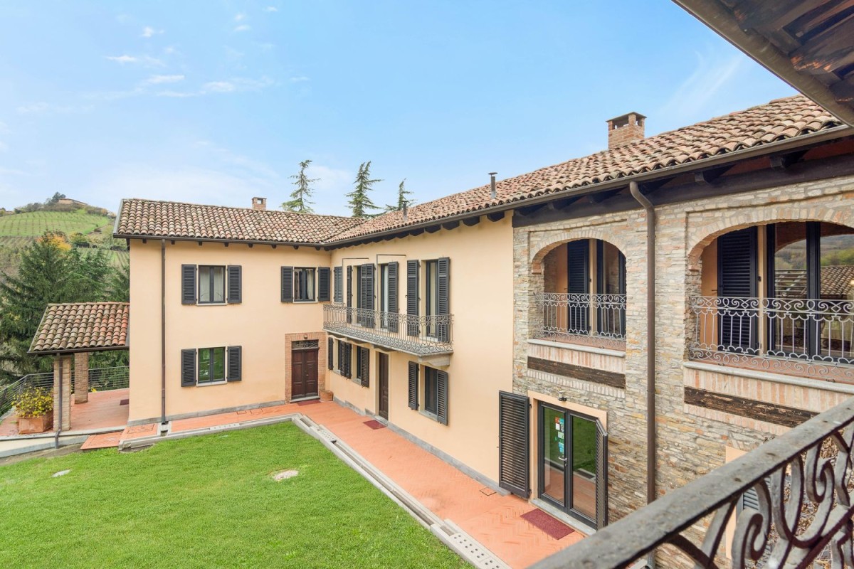 Esta quinta e adega está à venda em Piemonte