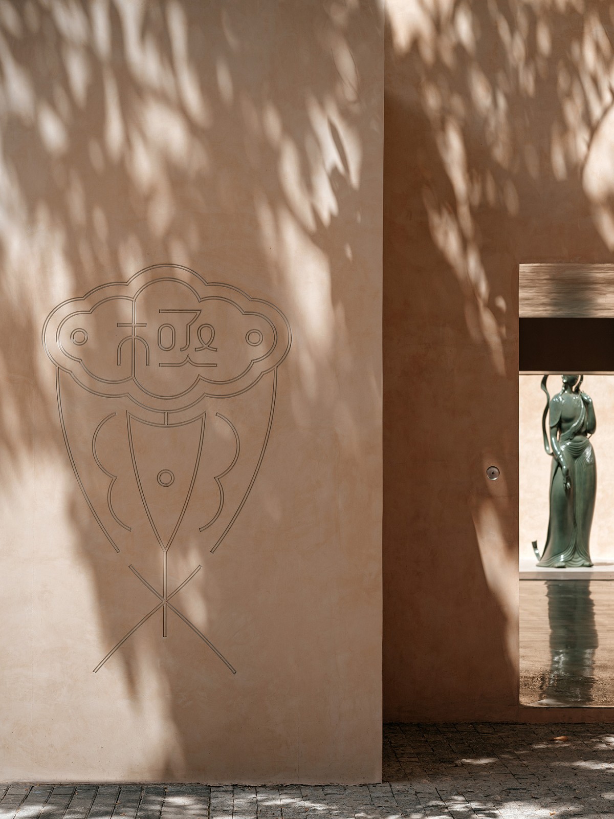 Le statue, fatte di materiale come vetro e giada