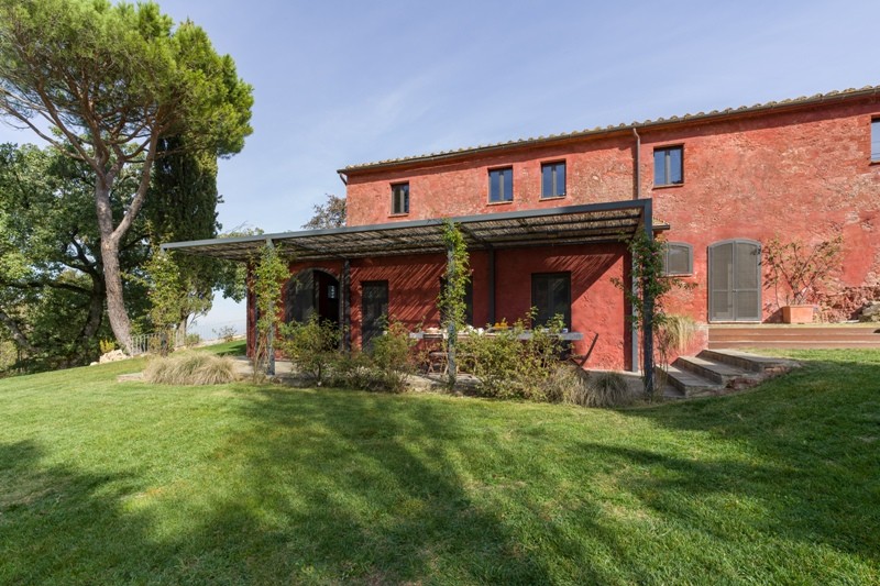 Un antico casale in vendita Toscana racchiude opere d'arte concettuale