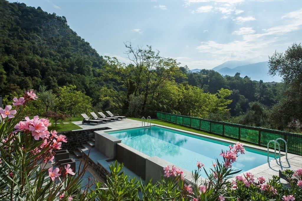 A propriedade tem uma bela piscina e vistas panorâmicas