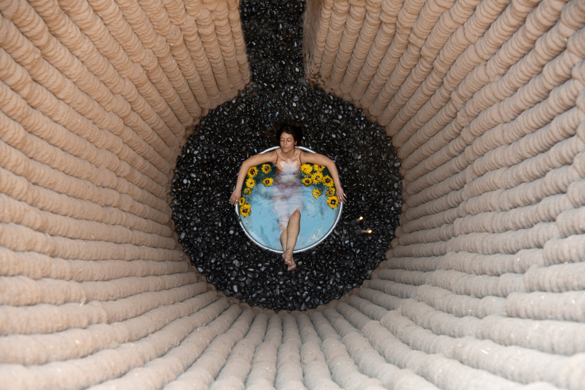 Circondata da pietre nere e brillanti