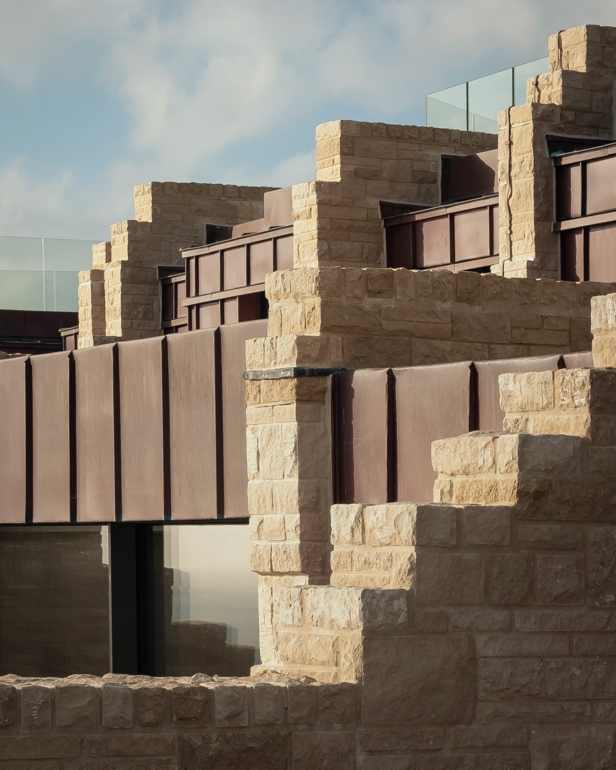 Di pietra, per somigliare alla scogliera