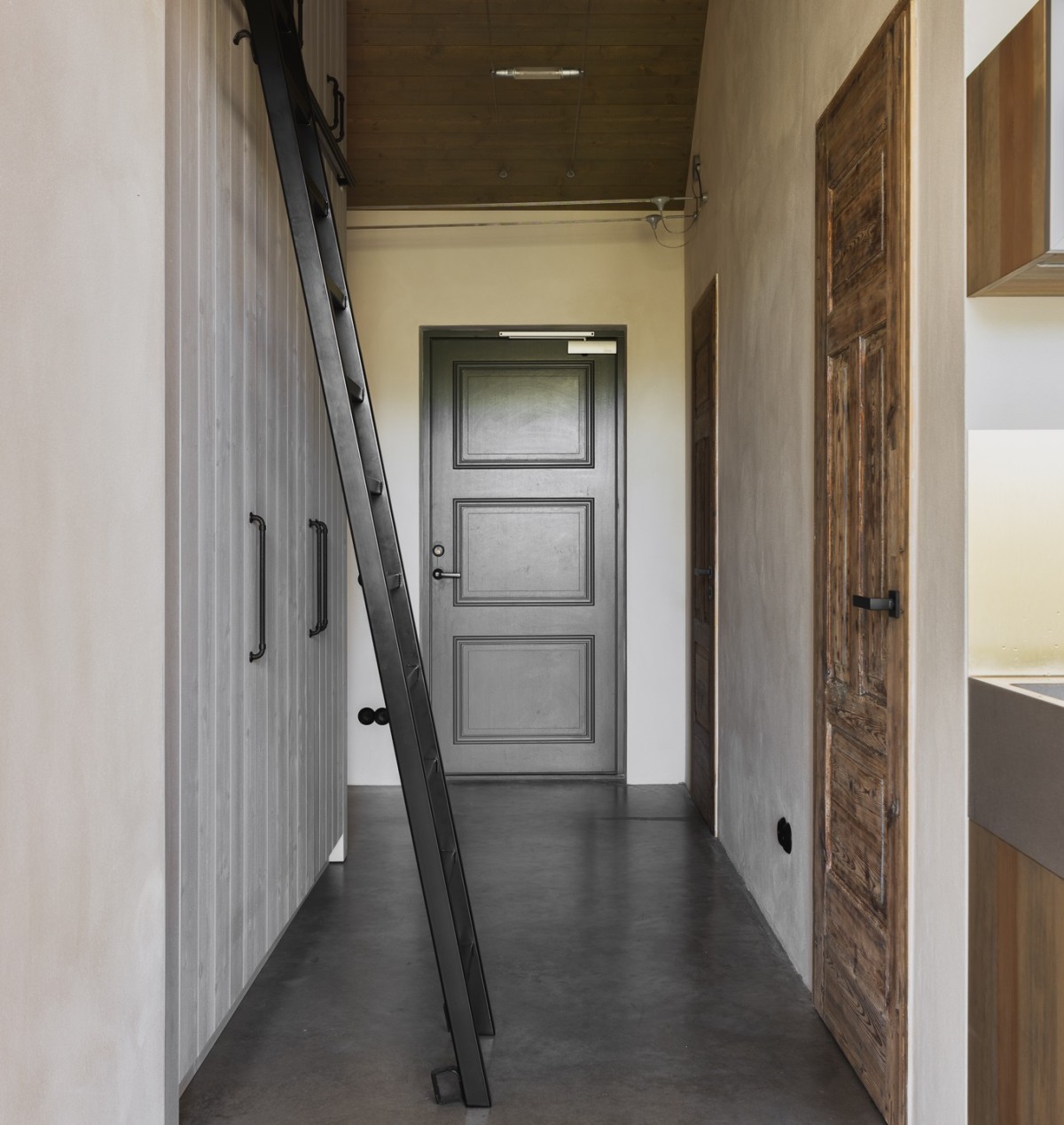 Grigio, bianco e legno gli elementi prevalenti