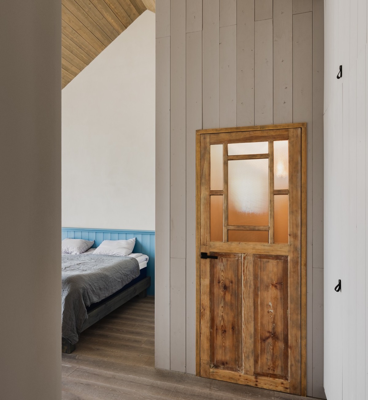 Tetto di legno e pannelli alle pareti