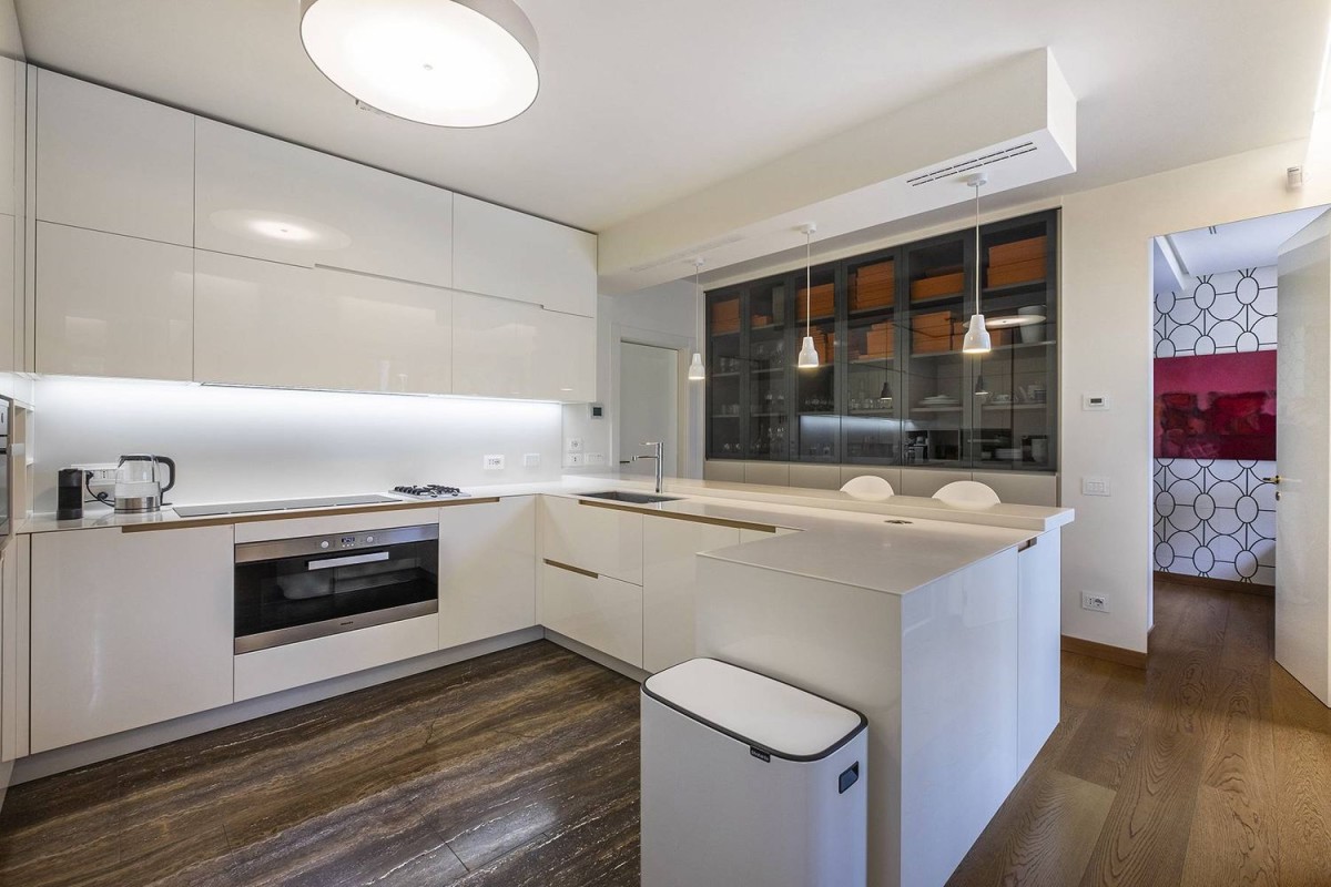 La cuisine est moderne et avec des appareils haut de gamme