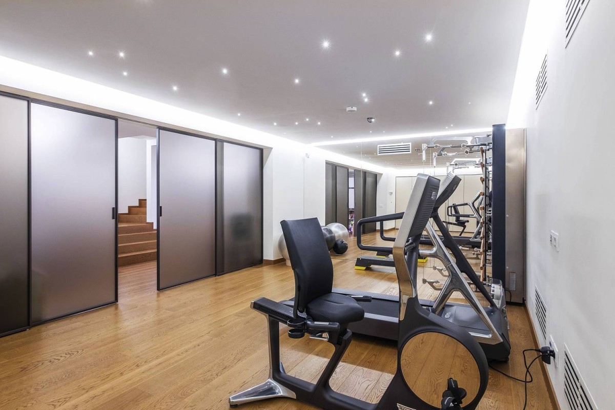 La salle de sport est l'une des autres caractéristiques de luxe de cette propriété