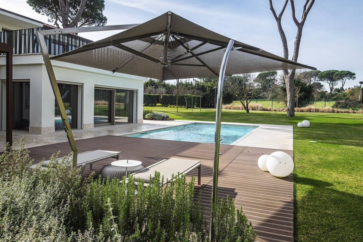 La villa est entourée d'un beau jardin et d'une piscine