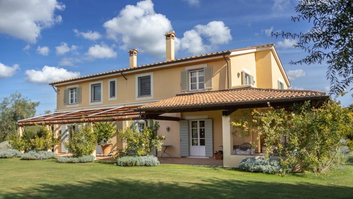 Cette charmante villa est à vendre en Toscane