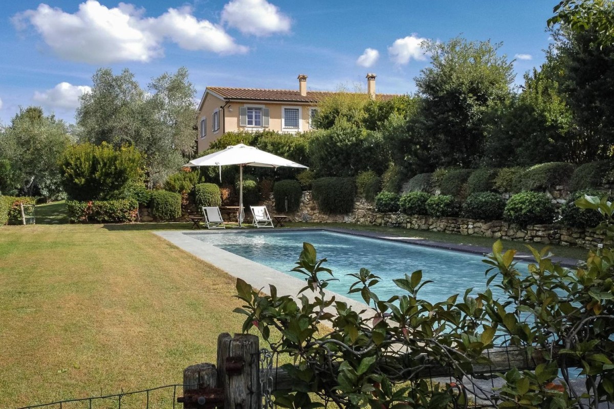 La villa tiene un hermoso jardín y piscina.