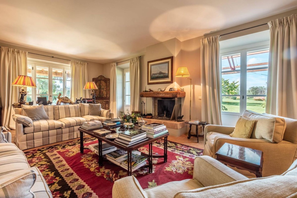 Le salon principal est luxueusement et traditionnellement décoré Le salon principal est luxueusement et traditionnellement décoré