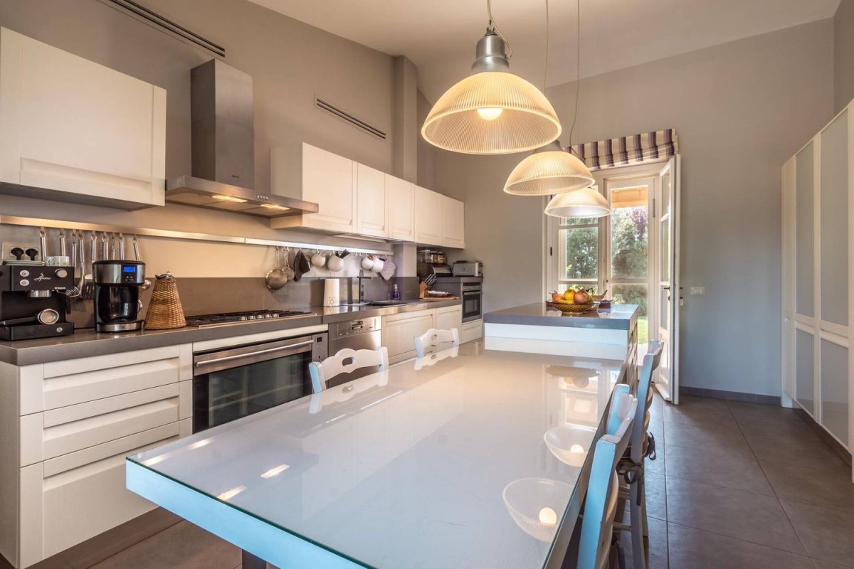 La cuisine ajoute une touche moderne à la villa La cuisine ajoute une touche moderne à la villa