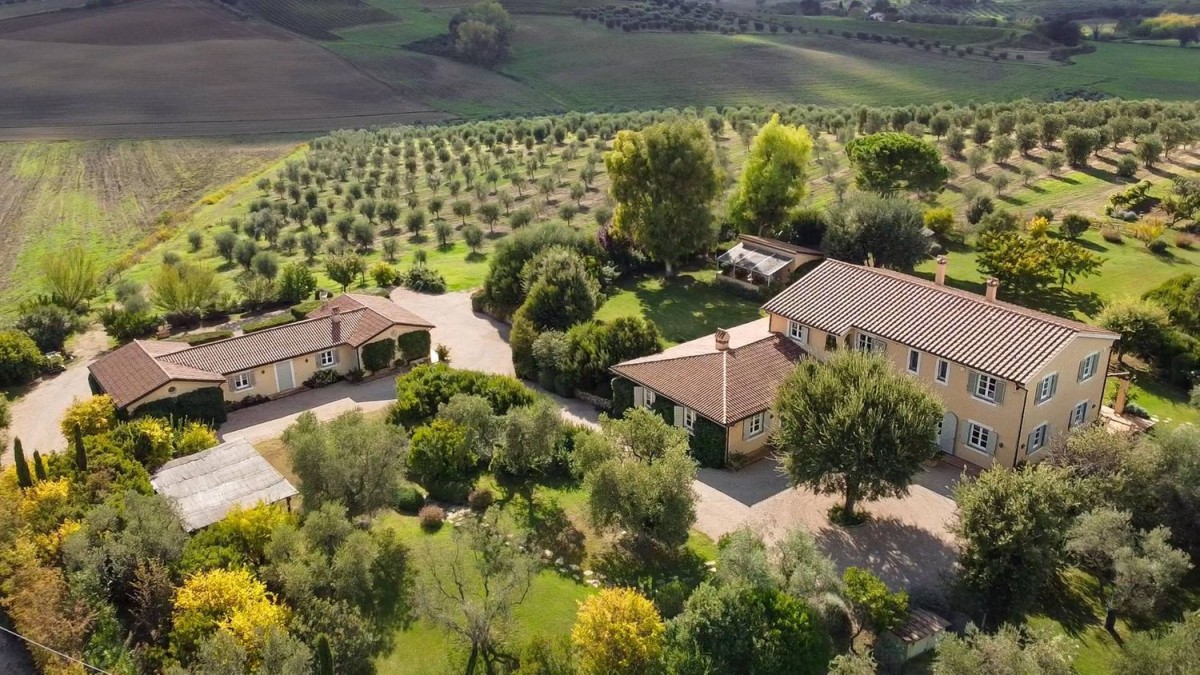 La villa está rodeada por la hermosa campiña toscana