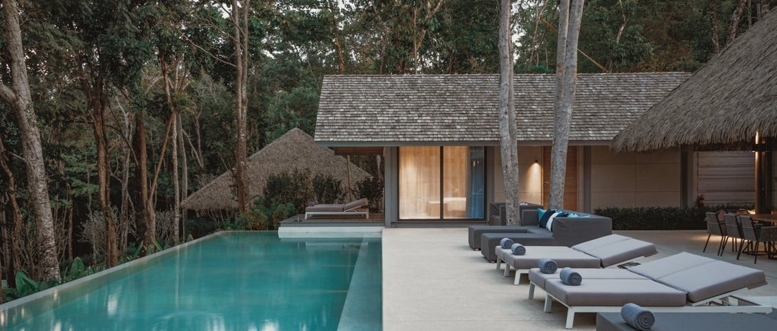 Lettini a bordo piscina