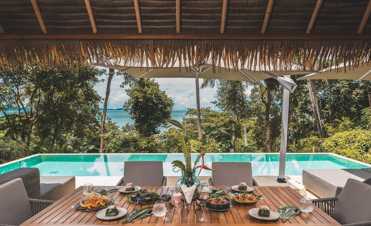 Con vista sulla piscina e sull'oceano