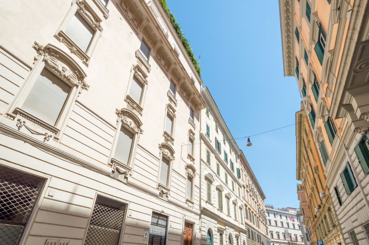 La propriété est située dans l'une des plus belles rues de Rome