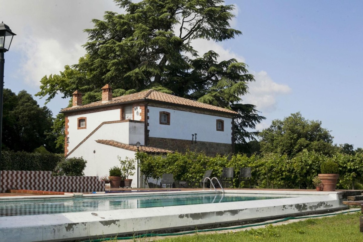 The estate has a large garden with a pool