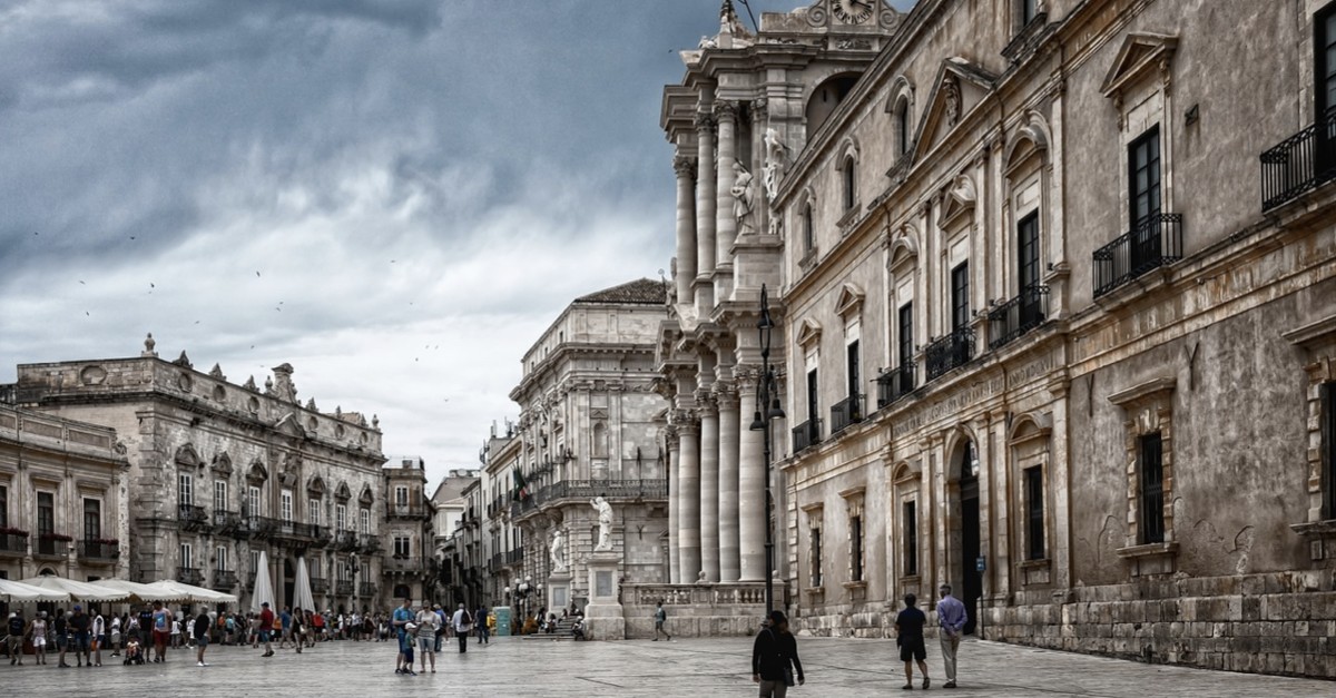 Vistas de la plaza de la catedral de Siracusa