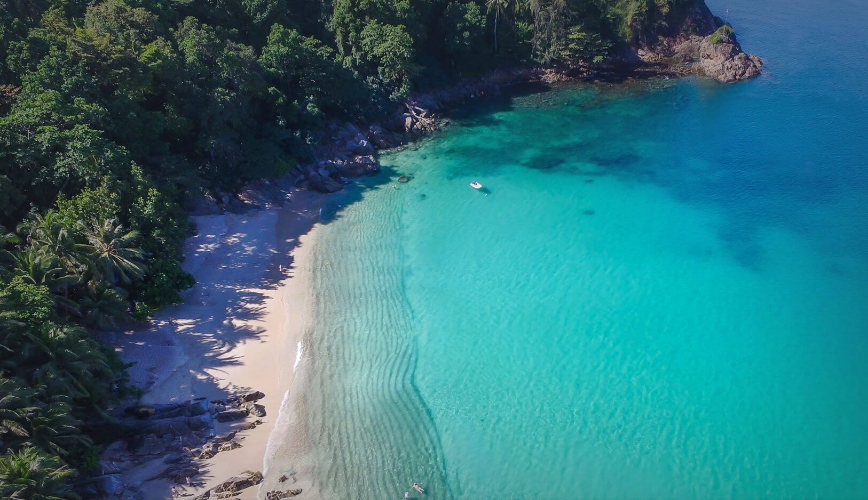 Sabbia bianca e acqua cristallina