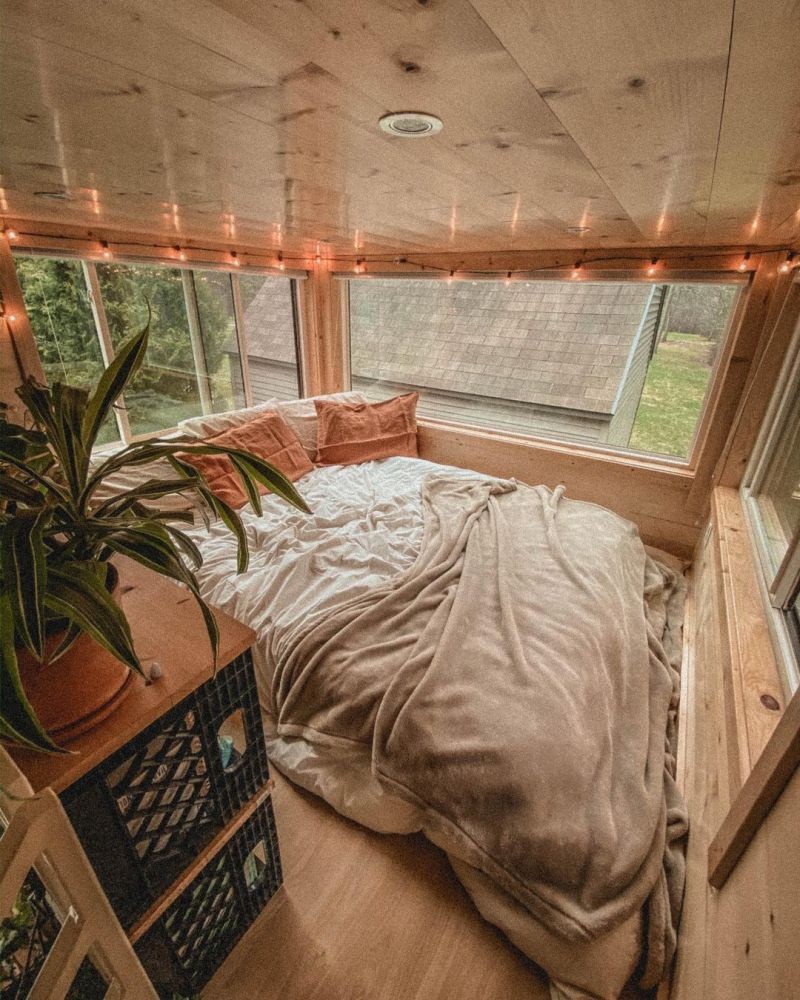 Un letto circondato da finestre