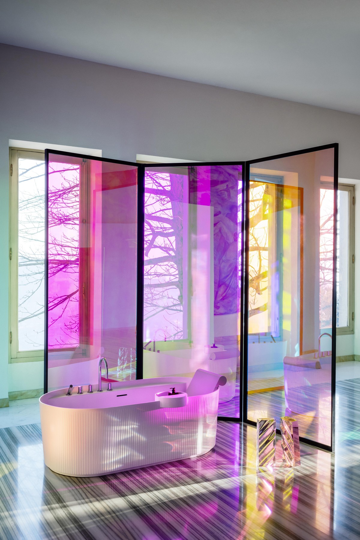 Pannelli che giocano con la luce naturale