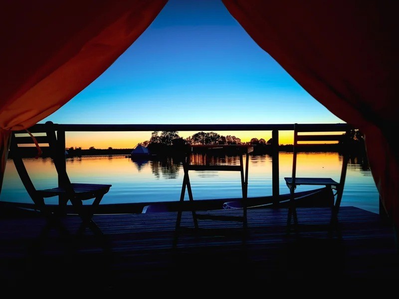 5-hotel-rafts-on-a-lake