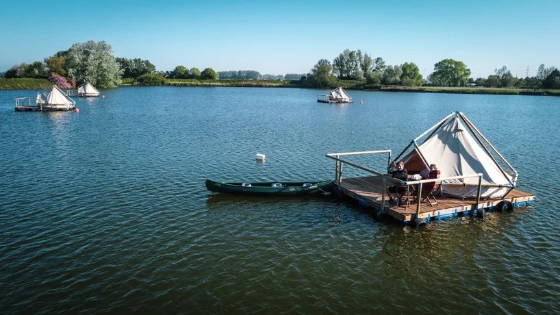 Tende galleggianti nel mezzo di un lago belga per un’esperienza unica