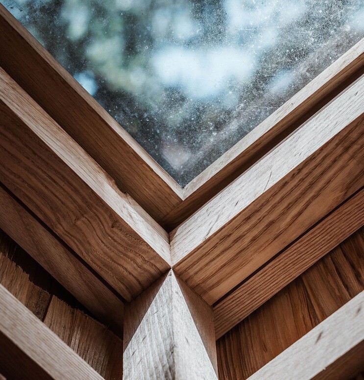 La casa si ispira agli edifici medievali