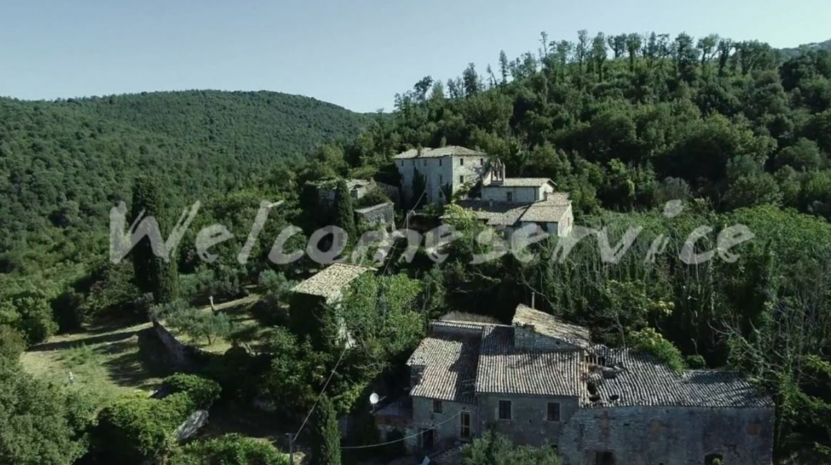 Vendesi un borgo in Umbria per 2 milioni e mezzo di euro, l’annuncio è su idealista