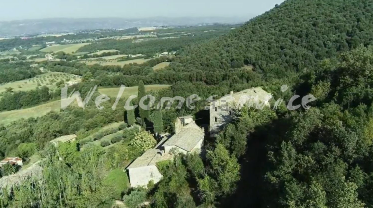 Vendesi un borgo in Umbria per 2 milioni e mezzo di euro, l’annuncio è su idealista