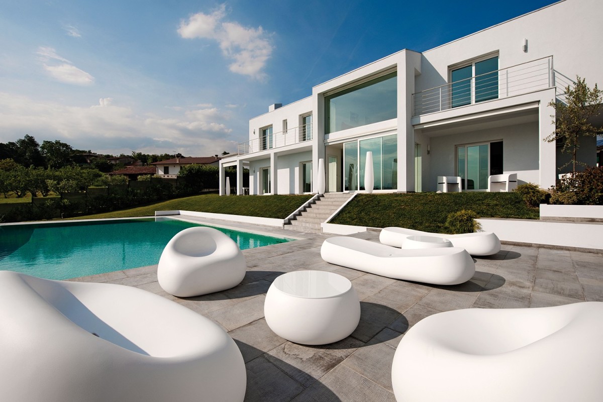 Arredare con la luce grazie ai mobili da esterno illuminati a led
