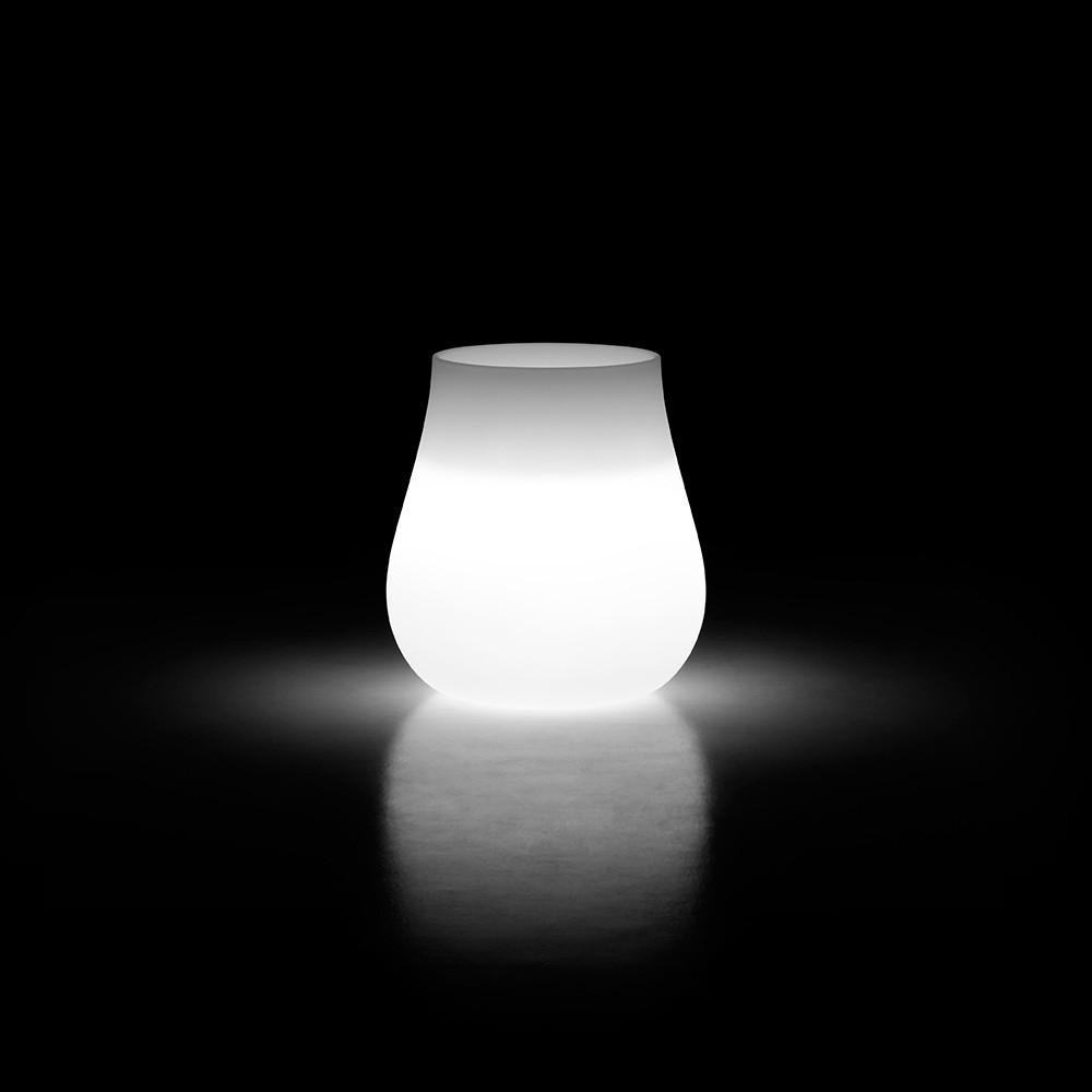 Arredare con la luce grazie ai mobili da esterno illuminati a led
