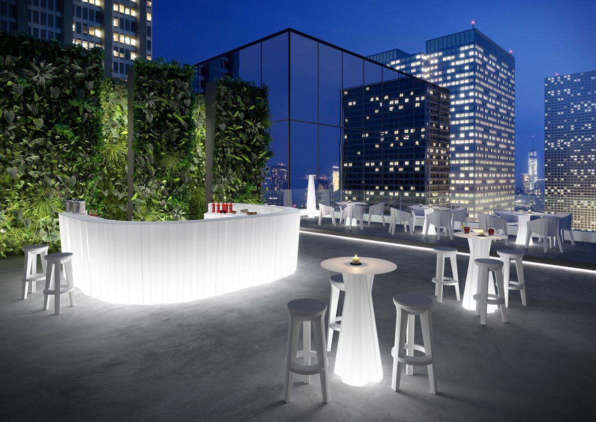 Arredare con la luce grazie ai mobili da esterno illuminati a led
