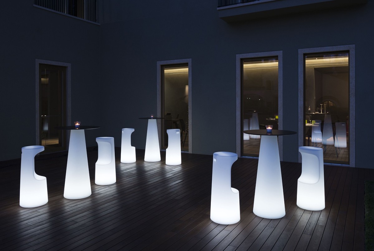 Arredare con la luce grazie ai mobili da esterno illuminati a led
